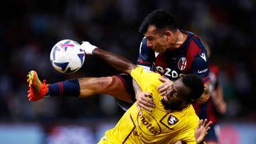 BOLOGNA, ITALY - SEPTEMBER 01: Gary Medel of Bologna Fc and Lassana Coulibaly of US Salernitana battle for the ball during the Serie A match between Bologna FC and Salernitana at Stadio Renato Dall'Ara on Septemer 1, 2022 in Bologna, Italy. (Photo by Matteo Ciambelli/DeFodi Images via Getty Images)