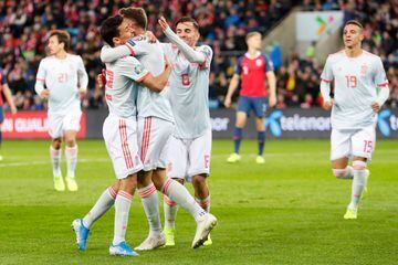 Spain's midfielder Saul Niguez celebrates scoring the opening goal with his teammates during the Euro 2020 qualifying football match Norway v Spain in Oslo, Norway on October 12, 2019. (Photo by Tore Meek / various sources / AFP) / Norway OUT