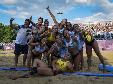 Argentina medalla de oro. Las jugadoras argentinas celebraron la victoria ante Croacia.