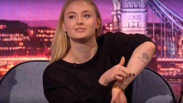 Sophie Turner explica el origen de su tatuaje sobre Juego de Tronos.