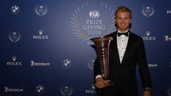 Nico Rosberg posa con su t&iacute;tulo de campe&oacute;n despu&eacute;s de la gala de la FIA en Viena.