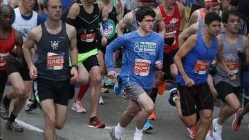 Corre una media maratón en 1h11:53 con sandalias 'Crocs'