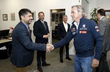 Carlos Sainz saluda a Juan Antonio Gutiérrez