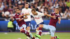 LONDON, ENGLAND - AUGUST 31: Harry Kane of Tottenham Hotspur is challenged by Lucas Paqueta and Tomas Soucek of West Ham United during the Premier League match between West Ham United and Tottenham Hotspur at London Stadium on August 31, 2022 in London, England. (Photo by Marc Atkins/Getty Images)