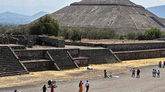 Tourists walk along the Avenue of the Dead near the Pyramid of the Sun at the Teotihuacan archaeological site, about 42 km northeast of Mexico City, on March 14, 2023. (Photo by Daniel SLIM / AFP)