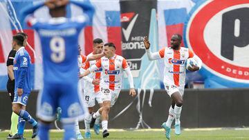 El jugador de Cobresal Cecilio Waterman, izquierda derecha centro, celebra su gol contra Universidad de Chile durante el partido de primera division disputado en el estadio CAP de Talcahuano, Chile.
05/11/2022