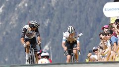Marc Soler acompaña a Tadej Pogacar en la recta de meta de Courchevel, donde el esloveno se dejó una minutada y todas sus opciones de ganar el Tour de Francia.