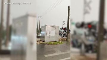 El impresionante choque de un tren contra un camión captado en video