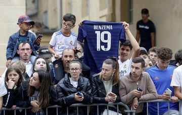 Los aficionados corearon el nombre de Benzema a la llegada del Madrid a su hotel en Chantilly.