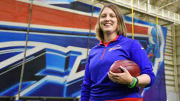 Los Buffalo Bills se unieron a la historia en el deporte después de haber anunciado a Kathryn Smith como la primera entrenadora a tiempo completo en su cargo como técnico de control de calidad de equipos especiales.
