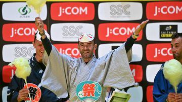 Alejandro Valverde sonríe a los aficionados del Criterium de Saitama.