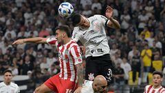 Estudiantes de La Plata's Uruguayan forward Mauro Mendez (L) and Corinthians' midfielder Murillo jump for a header during the Copa Sudamericana quarterfinals first leg football match between Brazil's Corinthians and Argentina's Estudiantes de La Plata, at the Neo Quimica Arena stadium in Sao Paulo, Brazil, on August 22, 2023. (Photo by NELSON ALMEIDA / AFP)