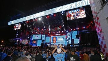NASHVILLE, TENNESSEE - APRIL 25: Hometown fans of the Tennessee Titans react after their first round pick of Jeffery Simmons is announced on day 1 of the 2019 NFL Draft on April 25, 2019 in Nashville, Tennessee.   Frederick Breedon/Getty Images/AFP == FOR NEWSPAPERS, INTERNET, TELCOS &amp; TELEVISION USE ONLY ==