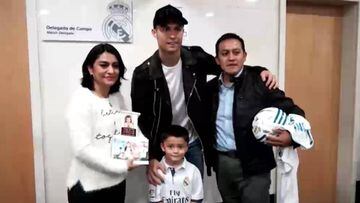 Cristiano Ronaldo con la familia de Santiago Flores, un niño de 6 años que era su gran fan y que murió en el terremoto de México.