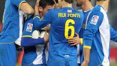 <b>ESE BALÓN ES SUYO. </b>Los jugadores del Espanyol se abalanzan sobre Álvaro Vázquez, autor del 'hat-trick', justo al final del partido.