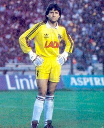 Apoyó a Eduardo Menichetti en las elecciones de Colo Colo en 1994. ganó Peter Dragicevic y debió salir del club. Se fue a Osorno.