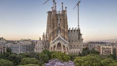 Aun sin haber acabado, el famoso templo diseñado por Antonio Gaudí ha conseguido el título de Patrimonio de la Humanidad, se ha convertido en uno de los monumentos más visitados en España y, tal y como desvelan los últimos datos, también es la construcción más 'instagrameada'. La Sagrada Familia, que se considera el máximo exponente de la arquitectura modernista catalana, atrapa tanto a los visitantes que entran como a los que la disfrutan desde fuera.