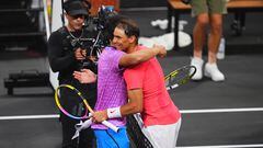 Carlos Alcaraz y Rafa Nadal se abrazan tras finalizar el partido de exhibición.