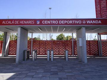 Así es el Centro Deportivo Wanda Alcalá de Henares, la nueva sede del conjunto rojiblanco situada al nordeste de Madrid. Varios equipos de su Academia comenzarán a entrenarse en estas nuevas instalaciones rojiblancas. En el recinto hay cuatro campos de fú