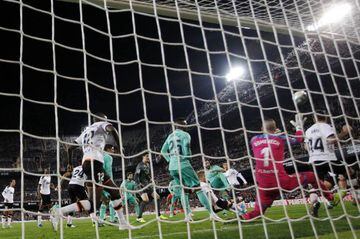 Benzema empató así en Mestalla en el último minuto.