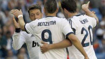&Ouml;zil, Benzema e Higua&iacute;n celebran uno de los goles del Madrid.