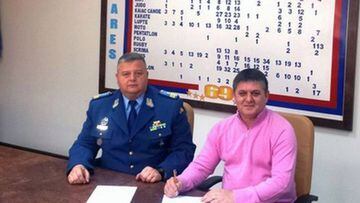 El jefe del ej&eacute;rcito rumano y Lacatus durante la firma del contrato.