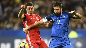 Wales&#039; defender James Chester (L) vies for the ball with France&#039;s forward Olivier Giroud during the friendly football match between France and Wales at the Stade de France stadium, in Saint-Denis, on the outskirts of Paris, on November 10, 2017. / AFP PHOTO / CHRISTOPHE SIMON