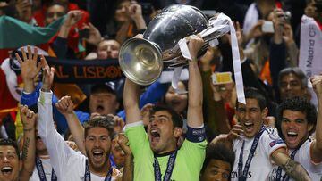 Real Madrid&#039;s captain Iker Casillas and team mates celebrate with the trophy after defeating Atletico Madrid in their Champions League final soccer match at the Luz Stadium in Lisbon, May 24, 2014.     REUTERS/Kai Pfaffenbach (PORTUGAL  - Tags: SPORT SOCCER)  