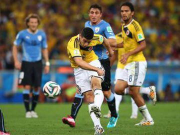 En los ovtavos de final, James paralizó al mundo entero con un golazo al minuto 28 del primer tiempo ante Uruguay. Control de pecho, giro y remate de pierna izquierda. Inolvidable.