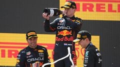 Red Bull&#039;s Dutch driver Max Verstappen (C), Red Bull&#039;s Mexican driver Sergio Perez (L) and Mercedes&#039; British driver George Russell celebrate on the podium after the Spanish Formula One Grand Prix at the Circuit de Catalunya on May 21, 2022 