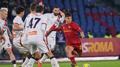 Paulo Dybala se dispone a disparar a puerta ante los defensores del Genoa CFC.