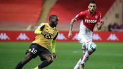 Lille's French forward Jonathan Ikone (L) fights for the ball with Monaco's Chilian defender Guillermo Maripan (R) during the French L1 football match between AS Monaco (ASM) and Lille OSC (LOSC) at the "Louis II" stadium in Monaco, on December 21, 2019. (Photo by VALERY HACHE / AFP)