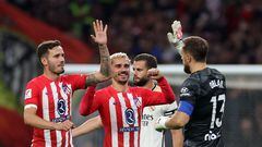 Saúl, Griezmann y Oblak se felicitan tras un gol del Atlético en el derbi de la primera vuelta de Liga 23-24.