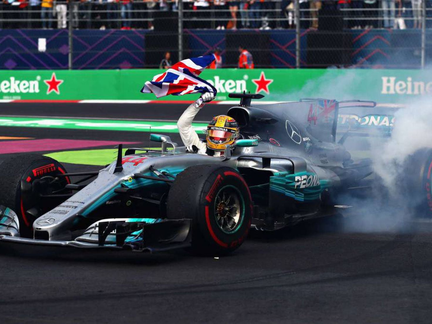 El coche de Fernando Alonso echa humo el segundo día