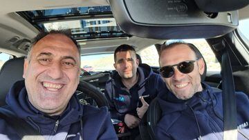 Alejandro Valverde, junto a Chente, en el coche del equipo Movistar.