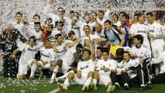 Los jugadores del Real Madrid celebran la Copa del Rey de 2011 sobre el c&eacute;sped de Mestalla, el primero de los 22 t&iacute;tulos del equipo blanco en la segunda d&eacute;cada del siglo XXI.