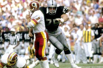 El miembro del Salón de la Fama de la NFL jugó de 1981 a 1993 en los Raiders. En su carrera, el defensive end, ganó un Super Bowl, fue elegido ocho veces al Pro bowl, tres selecciones al primer equipo del All-Pro y un premio al Jugador Defensivo del Año.