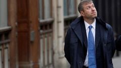 FILE PHOTO: Chelsea Football Club owner Roman Abramovich walks past the High Court in London November 16, 2011. REUTERS/Suzanne Plunkett/File Photo