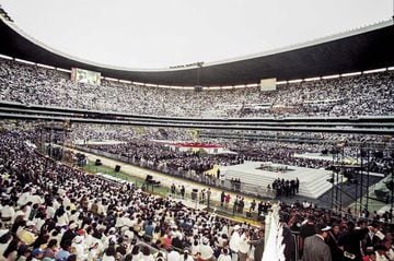 El 25 de enero de 1999 el Papa Juan Pablo II, como parte de visita a México para presidir el Encuentro del Santo Padre Juan Pablo II con Representantes de todas las Generaciones de Siglo, dio su mensaje de fraternidad y paz en el Estadio Azteca.