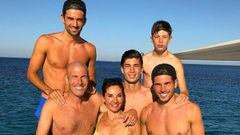 Zinedine Zidane con su mujer y sus cuatro hijos a bordo de un yate en Ibiza durante sus vacaciones de verano 2018.