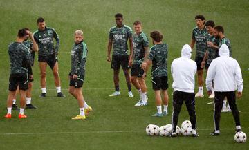 Los jugadores del Real Madrid entrenan bajo una fuerte lluvia, hoy, en Madrid.