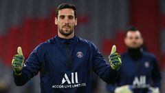 (FILES) (FILES) Paris Saint-Germain's Spanish goalkeeper Sergio Rico gives the thumbs up during warm up prior to the UEFA Champions League quarter-final first leg football match between FC Bayern Munich and Paris Saint-Germain (PSG) in Munich, southern Germany, on April 7, 2021. Paris Saint-Germain's Spanish goalkeeper Sergio Rico, in serious condition after a horse accident, is now conscious and able to communicate according to Sevilla's hospital, AFP announced on June 28, 2023. (Photo by Christof STACHE / AFP)