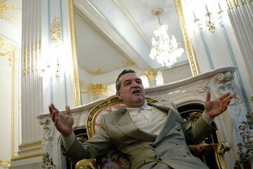 El expresidente del Steaua de Bucarest es todo un personaje. Homófobo confeso. Fue condenado por la Alta Corte de Justicia rumana a dos años de cárcel por "complicidad de abuso de poder" en el caso de intercambio de terrenos con el Ministerio de Defensa.