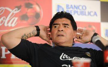 Maradona era el seleccionador argentino en 2009. Desde esa posición y tras conseguir la clasificación para el Mundial de Sudáfrica de 2010 dedicó estas palabras a los periodistas: "Que la chupen, que la sigan chupando". La Comisión Disciplinaria de la FIFA actuó ante la falta de respecto y le inhabilitó durante dos meses sin poder ejercer ninguna actividad profesional relacionada con el fútbol. 
