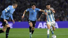 Uruguay's midfielder Facundo Pellistri (C) and Argentina's forward Lionel Messi (R) fight for the ball during the 2026 FIFA World Cup South American qualification football match between Argentina and Uruguay at La Bombonera stadium in Buenos Aires on November 16, 2023. (Photo by JUAN MABROMATA / AFP)