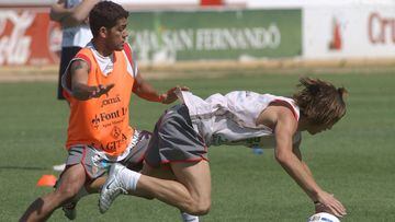Dani Alves y Sergio Ramos, durante un entrenamiento en el Sevilla.