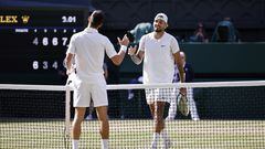 El serbio Novak Djokovic y el australiano Nick Kyrgios se saludan tras la final de Wimbledon 2022.