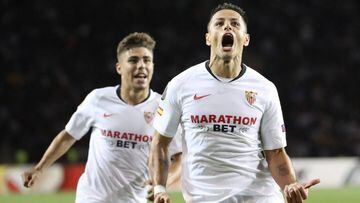 Chicharito anota su primer gol de tiro libre con el Sevilla