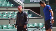Novak Djokovic y Marian Vajda, durante un entrenamiento en Roland Garros.