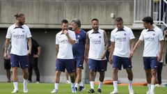 Sergio Ramos, Lionel Messi, el entrenador, Christophe Galtier, Neymar, Kylian Mbappe y Marquinhos durante una sesión de entrenamiento en Japón.